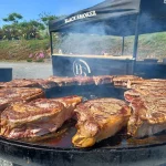Service traiteur barbecue premium et expérience culinaire conviviale pour mariage, séminaire et réception privée.