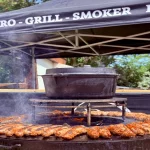 Buffet barbecue premium et service traiteur événementiel pour entreprise avec cuisine au feu de bois Black Smoker.